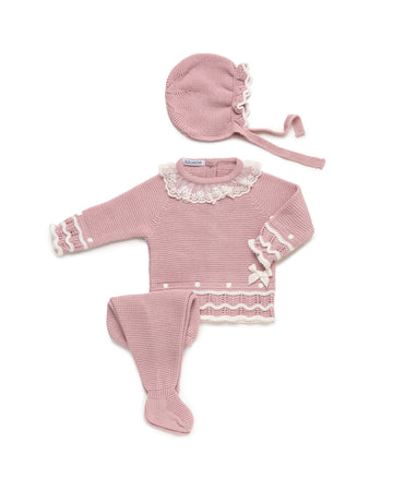 4-delige newbornset met opengewerkte en golvende details, inclusief bijpassende deken