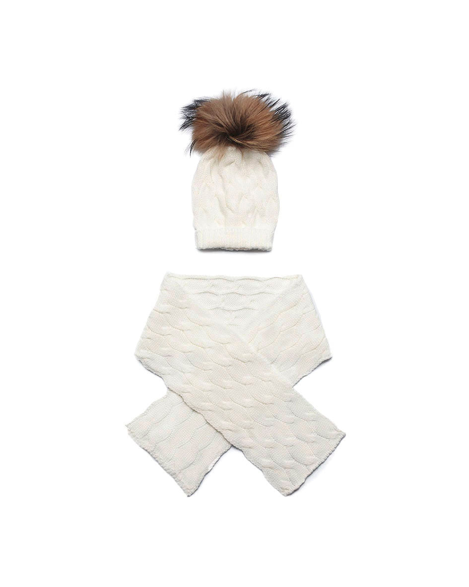 Gevlochten gebreide sjaal met een natuurlijke bontmutspompon