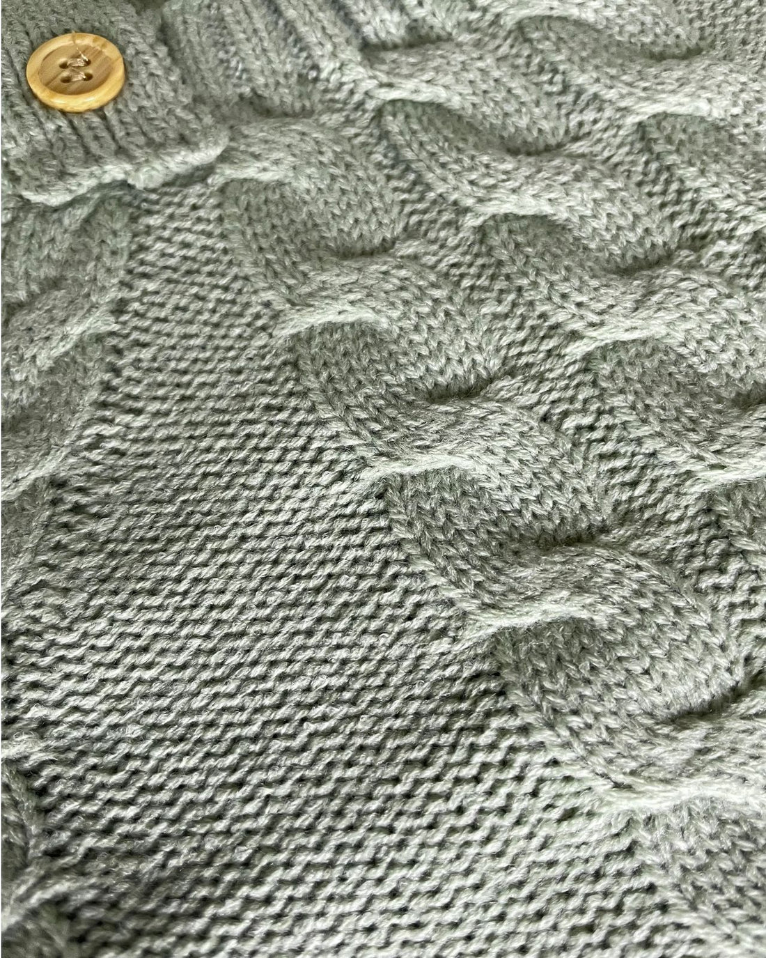 Baby gebreide romper met schouderbandjes en katoenen body 