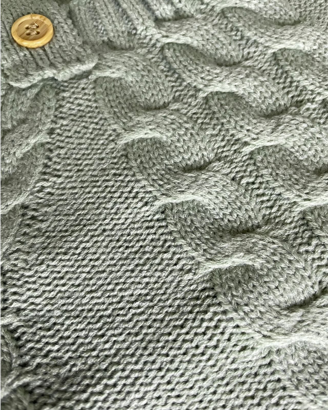 Baby gebreide romper met schouderbandjes en katoenen body 